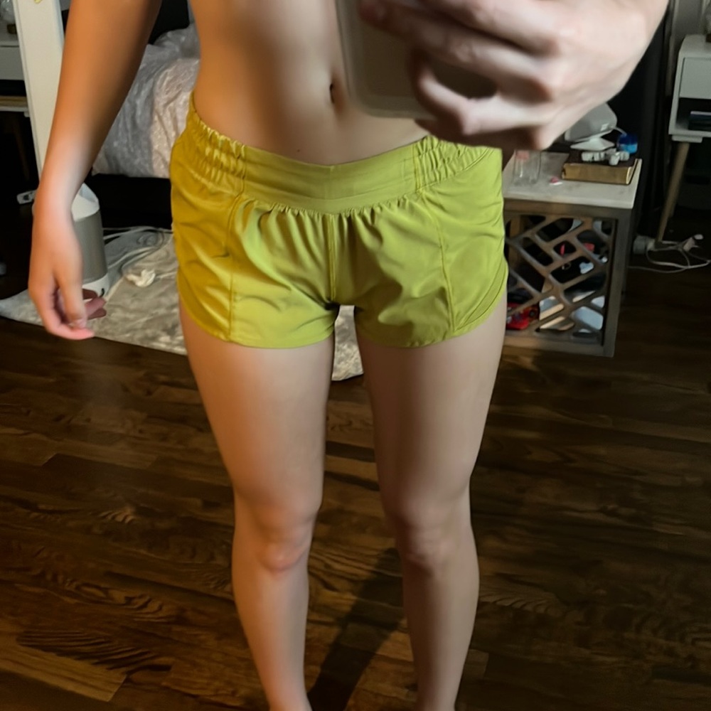 Super cute NWOT LULU SHORTS HOTTY HOT 2.5” SIZE 2